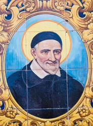 Saint Vincent de Paul 1581-1660. Französischer katholischer Priester und Heiliger. Keramikfliese für eine nach de Paul benannte Straße, Cordoba, Provinz Cordoba, Spanien.